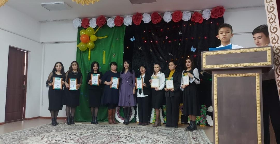 Талғар ауданы білім бөлімінің басшысы  Садвакасова К. ұстаздарды көктемнің алғашқы мерекесі 8-наурыз Халықаралақ меркесімен құттықтады.