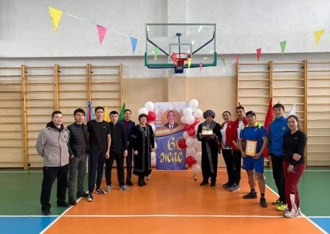 Мектебіміздің ұлағатты ұстазы денешынықтыру пәнінің мұғалімі Нургожаев Төленді Әділқожаұлының 60 жасқа толуына байланысты мектебімізде Волейболдан жарыс өткізілді.
