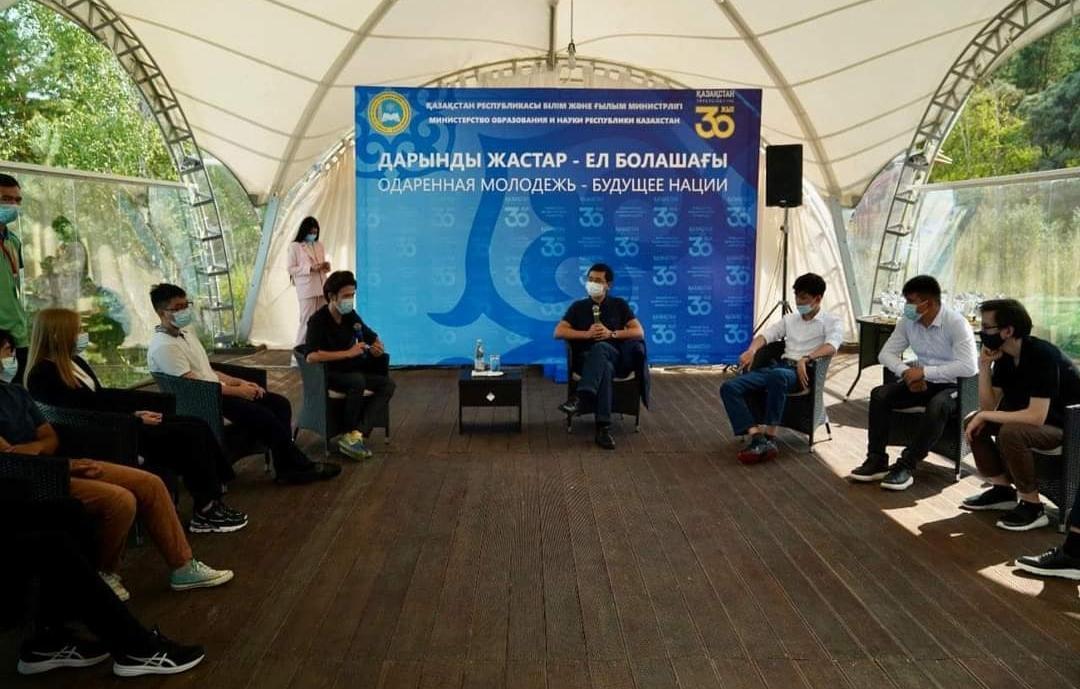 Жаңа бұйрық бекітілді  Халықаралық олимпиадалардың, спорттық және шығармашылық байқаулардың тізбесін бекіту туралы бұйрыққа қол қойды.